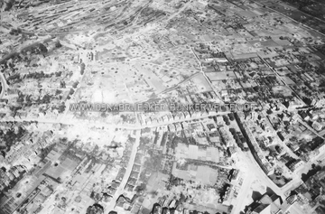 Die Stadtteile Schölerberg und Fledder im Jahr 1945. Im Hintergrund der Güterbahnhof, das Stahlwerk und der Stadtteil Schinkel. Trolley Mission über Osnabrück - Fledder, 1945