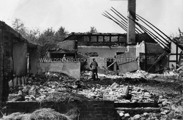 Abgebranntes Bauernhaus nach einem Luftangriff im Raum Osnabrück Abgebranntes Bauernhaus nach Luftangriff im Raum Osnabrück
