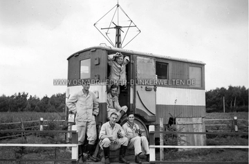 Luftwaffenangehörige vor einem Funkpeilwagen(?) auf dem Fliegerhorst Achmer im Jahr 1938. Um was für eine Abteilung es sich hierbei handelt ist leider noch unklar. Funkpeilwagen auf dem Fliegerhorst Achmer 1938