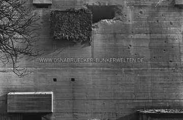 Entfestigungsmaßnahmen am Hochbunker Redlingerstraße im Jahr 1950. Um bei den Sprengungen die umliegende Bebauung zu schonen, hängte man von Außen schwere U-Boot-Netze vor die Sprenglöcher. Entfestigungsmaßnahmen Hochbunker Redlingerstraße