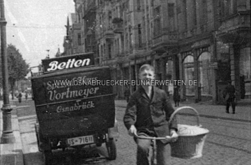 Die Möserstraße in Osnabrück auf Höhe der damaligen Hausnummer 36 (Betten-Spezialhaus Wilhelm Vortmeyer) in der Vorkriegszeit, Blickrichtung Hauptbahnhof. Möserstraße Osnabrück in der Vorkriegszeit
