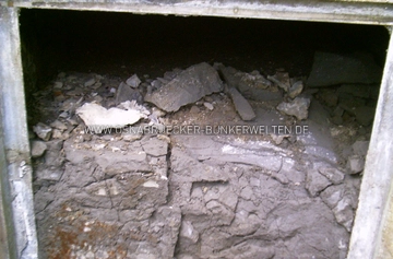 Zementschlämme, wie hier an der Hubertushöhe, wurden als Füllmasse in viele ehemalige Stollenbunker eingebracht. Geht von ihnen eine Gefahr für das Grundwasser aus? Aufgebrochener Eingang Stollenbunker Hubertushöhe