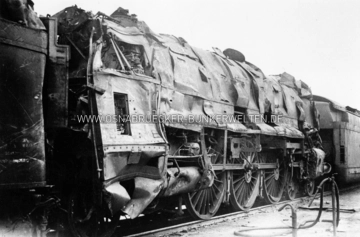 Zerstörte Dampflokomotive in Osnabrück. Wann und wo genau die Aufnahme entstand, ist nicht vermerkt worden. Zerstörte Dampflokomotive in Osnabrück