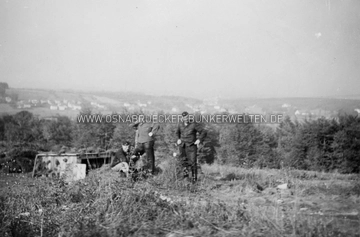 Soldaten der Luftwaffe auf dem Harderberg. Im Hintergrund links ist der Ziegenbrink, rechts der Schölerberg zu erkennen. Flak Harderberg