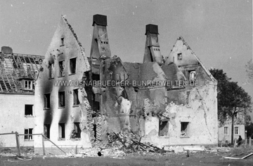 Zertörtes Wohnhaus an der Meller Straße nach dem Luftangriff vom 6.10.1942. Um welches Gebäude es sich handeln könnte ist unklar. Rückseitig wurde notiert: "1. Luftangriff auf Osnabrück am 6.10.42. / 2. Abwurf von Spreng= u. Brandbomben. / 3. Getroffen wurden mehrere Häuser an der Mellerstrasse. / 4. Ein Teil der Häuser wurde schwer beschädigt, andere vollkommen zerstört. / 5. Aufnahme zeigt ein total zerstörtes Haus." Auf einer angehängten Notiz wurde zudem vermerkt: "Auch die langen Ausfallstrassen der Stadt litten schwer unter den Luftangriffen. Unser Bild zeigt eins der zerstörten Häuser ander Mellerstrasse. Aufn.: Kiefer". Zertörtes Wohnhaus Meller Straße nach Luftangriff vom 6.10.1942