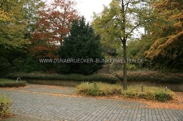 In diesem Hang an der Artilleriestraße befand sich einer der Zugänge zum Bunkersystem "Barbara-Stollen" der Wehrmacht. Bunkerzugang Artilleriestraße