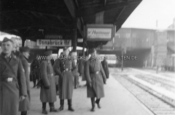 Soldaten auf Bahnsteig 4 des Hauptbahnhofs Osnabrück. Um wen es sich auf dem Foto handelt und wann die Aufnahme entstand, wurden leider nicht vermerkt. Bahnsteig 4 Hauptbahnhof Osnabrück