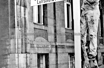 Bei Kriegsbeginn wurden überall in der Stadt öffentliche Luftschutzräume in Betrieb genommen und mit entsprechenden Wegweisern markiert. Das Foto zeigt das Bürogebäude der Klöckner-Werke, Möserstraße 51. Luftschutzkeller Bürogebäude der Klöckner-Werke, Möserstraße 51