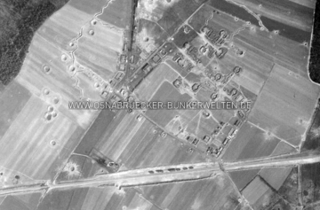 US-Luftaufnahme vom Bereich der Flak-Stellung Gartlage in Osnabrück. In der unteren Bildhälfte durchläuft die von Zwangsarbeitern errichtete Umgehungsbahn das Bild. Am unteren Rechten Bildrand ist das Haus Gartlage zu sehen. Luftaufnahme Flak-Stellung Gartlage Osnabrück