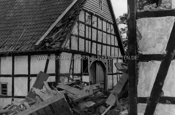 Bombenschäden an einem Bauernhaus im Raum Osnabrück. Wo diese Aufnahme entstand, ist unklar. Das Osnabrücker Tageblatt veröffentlichte dieses Foto am 20.9.1940. Die Bildunterschrift lautete: "Das Nebengebäude eines bäuerlichen Anwesens in einem Orte östlich Osnabrücks wurde von einer Sprengbombe zerstört" Bombenschäden an Bauernhaus im Raum Osnabrück