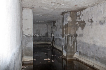 Blick durch den Luftschutz-Deckungsgraben an der Mindener Straße in Jeggen. Luftschutz-Deckungsgraben Mindener Straße in Jeggen