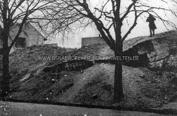 Der zerstörte Bunkereingang an der Artilleriestraße im Jahr 1963. Auf der Fassade lässt sich noch ein Fragment des Namens "Barbara" erkennen. Zerstörter Bunkereingang Artilleriestraße 1963