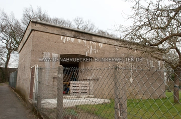 Eingangsbauwerk einer der ersten Stollenbunker in Osnabrück. Es befindet sich an der Wakhegge im Stadtteil Sonnenhügel. Eingangsbauwerk Stollen Wakhegge