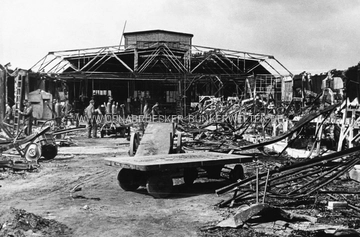 Zerstörte Montagehalle der Karmann-Werke an der Weidenstraße nach dem Luftangriff vom 10. August 1942. Am linken Bildrand ist ein Splitterschutzunterstand zu erkennen. Zerstörte Montagehalle Karmann-Werke Weidenstraße