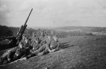 Bedienmannschaft vor Geschütz Anton in der Flak-Stellung Harderberg. Flak Harderberg