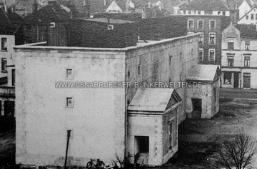 Vergrößerung des vorherigen Fotos. Deutlich sind hier die Dachaufbauten der Flak und die reichlich verzierten Eingangsbauwerke zu erkennen. Die Spitzdächer über den Eingängen bestanden allerdings nur aus Holz und wurden nach dem Krieg entfernt. Der Hochbunker Stahlwerksplatz im 2. Weltkrieg