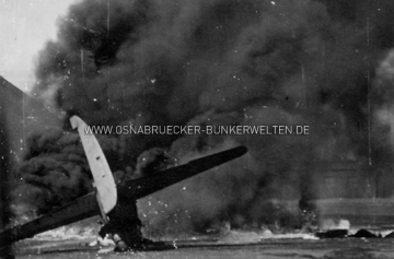 Brennendes Flugzeug (Ju-88) auf dem Fliegerhorst Quakenbrück nach dem Luftangriff vom 8. April 1944. Brennende Ju-88 Fliegerhorst Quakenbrück, 8. April 1944