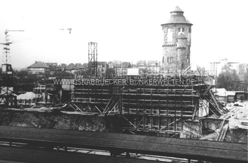 Der im Bau befindliche Hochbunker am Osnabrücker Hauptbahnhof im Jahr 1942(?). Bauarbeiten Hochbunker Hauptbahnhof