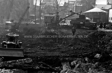 Ausschachtungsarbeiten für den Neubau des Horten-Gebäudes im Jahr 1955. Im Hintergrund rechts ist der "Germania-Bunker" zu erkennen, benannt nach dem damaligen Hotel Germania. Ausschachtungsarbeiten Horten Osnabrück