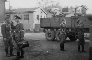 Eine Flak-Einheit in Osnabrück vor dem Abzug aus der Stellung in Richtung Rulle. Auf der Rückseite wurde vermerkt: "Osnabrück / 13.05.1944" Wo genau die Aufnahme entstand, wurde nicht vermerkt. Flak Stellungswechsel von Osnabrück nach Rulle am 13. Mai 1944