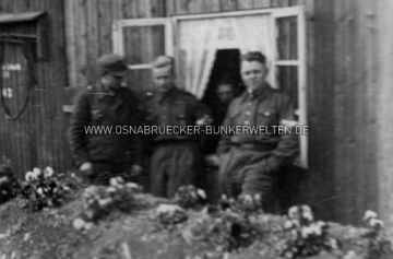 Flakhelfer vor einer Baracke auf dem Kalkhügel. Junge Flakhelfer Kalkhügel Osnabrück