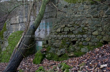 Das Eingangsportal des Stollenbunkers Hubertushöhe im Steinbruch am Paradiesweg. Eingangsportal Stollenbunker Hubertushöhe