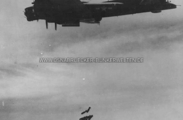 Eine B17 der USAAF wirft am 8. April 1944 Sprengbomben über Achmer ab. B17 Bomben auf Achmer 1944
