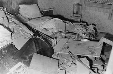 Ein nach einem Bombentreffer vollkommen verwüstetes Schlafzimmer. Das Foto wurde am 20.9.1940 im Osnabrücker Tageblatt abgedruckt, Bildunterschrift: "Eine zerstörte Wohnung im Osten Osnabrücks" Schlafzimmer nach Bombentreffer