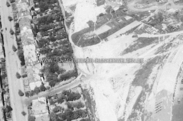 Flug über den Ziegenbrink bei Kriegsende. Auf dem Areal zwischen Brinkstraße und Hauswörmannsweg wurde noch während des Kriegs mit dem Bau einer großen Flak-Kaserne begonnen. Einige der Gebäude existieren in umgebauter Form noch heute. Nach dem Krieg befand sich hier die General-Martini-Kaserne der Luftwaffe. Trolley Mission über Osnabrück