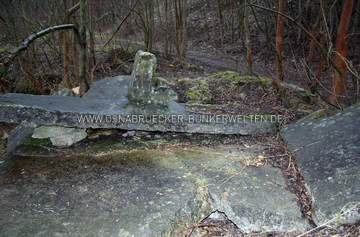 Zerstörte Deckenplatte des Bauwerks am Rande der alten Zufahrt des Edinghäuser Steinbruchs in Osnabrück Zerstörte Deckenplatte