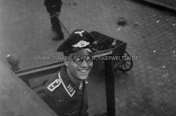 Diese Aufnahme entstand während des Umzugs einer Flak-Einheit von Osnabrück ins nahegelegene Rulle. Auf der Rückseite des Fotos steht: "In den Straßen von Osnabrück beim Stellungswechsel nach Rulle / 13.05.1944" Stellungwechsel Flak nach Rulle