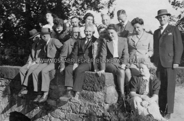 Ein Gruppenfoto des Wachzugs I der Luftwarnzentrale Osnabrück. Die Namen der Personen wurden nicht vermerkt. Rückseitiger Text: "Kameradschaftsabend des Wachszugs I der L.W.Z. Osnabrück / 12.9.41." Luftwarnzentrale Osnabrück Wachzug I