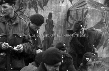 Britische Soldaten bei der Rast vor dem Germania-Bunker in Osnabrück. Gut ist hier der vorgelagerte Splitterschutz des nordwestlichen Bunkereingangs zu erkennen. Britische Soldaten vor dem Germania-Bunker