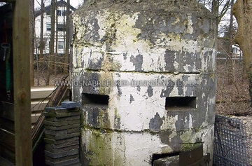 Der Einmannbunker an der Osnabrücker Straße in Bad Iburg. Die Bauteile des Schutzbaus wurden bei Klöckner in Osnabrück gefertigt. Nachträglich wurde die Decke offenbar durch weiteren Beton verstärkt. Einmannbunker in Bad Iburg bei Osnabrück