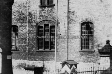 Blick von der Blumenthalstraße auf die Caprivikaserne in Osnabrück. Mittig im Bild ist die alte Reithalle zu erkennen, die heute von der Hochschule genutzt wird. Caprivikaserne Osnabrück