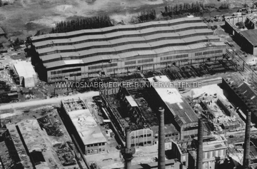 Ausschnitt einer Luftaufnahme aus dem Jahr 1945. Deutlich ist oben links der weitestgehend fertiggestellte Hochbunker, unten rechts die Baustelle des dritten Hochbunkers zu erkennen. Der zweite Hochbunker im Osten des Werks ist auf dieser Aufnahme nicht zu sehen. Luftaufnahme Klöckner Osnabrück 1945