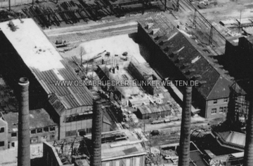 Die Bunkerbaustelle auf dem Klöckner-Werksgelände. Sie scheint auf der Aufnahme bereits verwaist zu sein. Bis Kriegsende konnten lediglich Teile der Aussenwände und des Splitterschutzes fertiggestellt werden. Luftaufnahme Klöckner Osnabrück 1945