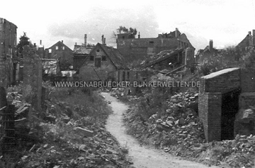 Die Bischofstraße in Osnabrück bei Kriegsende. Am rechten Bildrand ist der splittergeschützte Eingang des Trümmerbunkers zu sehen. Die Bischofstraße in Osnabrück bei Kriegsende