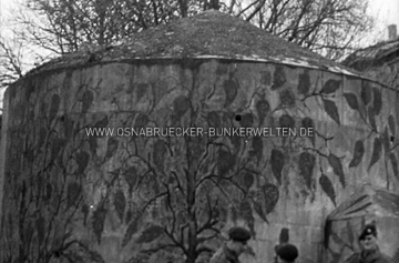 Britische Soldaten vor dem Germania-Bunker in Osnabrück im April 1945. Neben der markanten Bemalung des Bunkers ist auf dieser Aufnahme auch ein Teil des nordwestlichen Flankenschutzes des Eingangsbereichs zu erkennen. Britische Soldaten vor dem Germania-Bunker