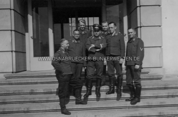 Luftwaffenangehörige vor dem Haupteingang des alten Verwaltungsgebäudes der Klöckner-Werke im heutigen Hasepark (Franz-Lenz-Straße 6). Luftwaffe Klöckner