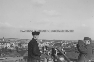 Turmbeobachter bei den Klöckner-Werken. Auf der Rückseite des Fotos steht: "Luftabwehr bei der Klöckner A.G. Osnabrück Aug. - Okt. ´39 Turmbeobachter Klöckner-Werke Osnabrück 1939