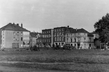 Die Absturzstelle am Stahlwerksplatz in Osnabrück. Im Hintergrund Wohnhäuser an der Buersche Straße. Die Aufnahme dürfte eines der letzten Fotos sein, welches den Stahlwerksplatz unbebaut zeigt. Kurze Zeit nach dem Absturz begann man hier mit dem Bau des Stahlwerks-Hochbunkers. Stahlwerksplatz Osnabrück 1940