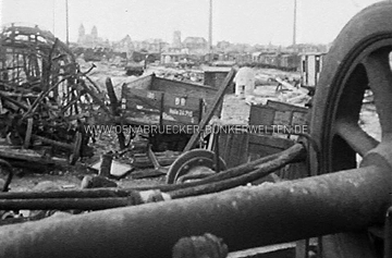 Der Güterbahnhof in Osnabrück im April 1944. Inmitten totaler Verwüstung ist mittig rechts ein Einmannbunker zu erkennen. Güterbahnhof Osnabrück, 1945