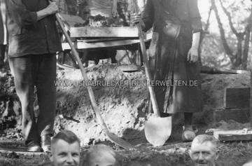 Familie Klöker und Nachbarn beim Bau des hauseigenen Deckungsgrabens im Garten Wesereschstraße 51. Auf der Rückseite wurde vermerkt: "Wesereschstr. 51 beim Bunkerbau, Juli 1943" Bunkerbau Wesereschstraße Osnabrück