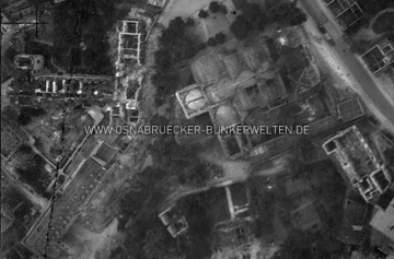 Das völlig zerstörte Marienhospital auf einer alten Luftaufnahme (links). Rechts daneben ist die Johanniskirche zu erkennen. Luftaufnahme Osnabrücker Neustadt um 1945