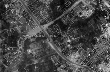 Eine Luftaufnahme der Osnabrücker Neustadt, vermutlich im Jahr 1945 entstanden. Das Foto zeigt enorme Verwüstungen im Bereich der Süster Straße (von oben rechts kommend), der Johannisstraße (von oben links nach unten rechts verlaufend) und am Marienhospital (links). Luftaufnahme Osnabrücker Neustadt um 1945