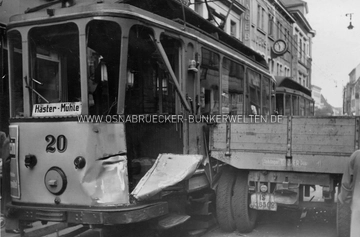 Beschädigter Triebwagen 20 der Osnabrücker Straßenbahn nach dem zusammenstoß mit einem LKW-Anhänger in der Großen Straße. Im Hintergrund ist das Verlagshaus Meinders & Eltermann (Große Straße 17-18) zu sehen, das im späteren Kriegsverlauf zerstört wurde. Hintergrund dieses Bildes ist noch unklar. Beschädigter Triebwagen 20 der Osnabrücker Straßenbahn