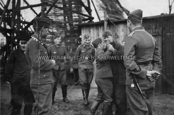 Bildunterschrift: "Achmer b. Bramsche 1941. Flak macht Stellungswechsel" Im Hintergrund ist ein hölzerner Flak-Hochstand zu erkennen. Flak Achmer 1941
