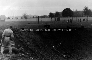 Der Einschlagkrater des britischen Bombers. Einschlagkrater Bomber Stahlwerksplatz