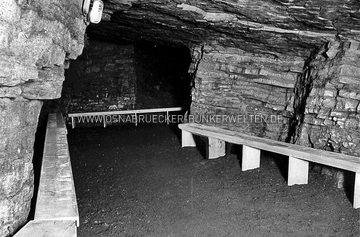 In den Gertrudenberger Höhlen um das Jahr 1939. Zu dieser Zeit war das Stollensystem bereits elektrifiziert und mit einfachen Holzpritschen für den Luftschutz ausgebaut worden. In den Gertrudenberger Höhlen